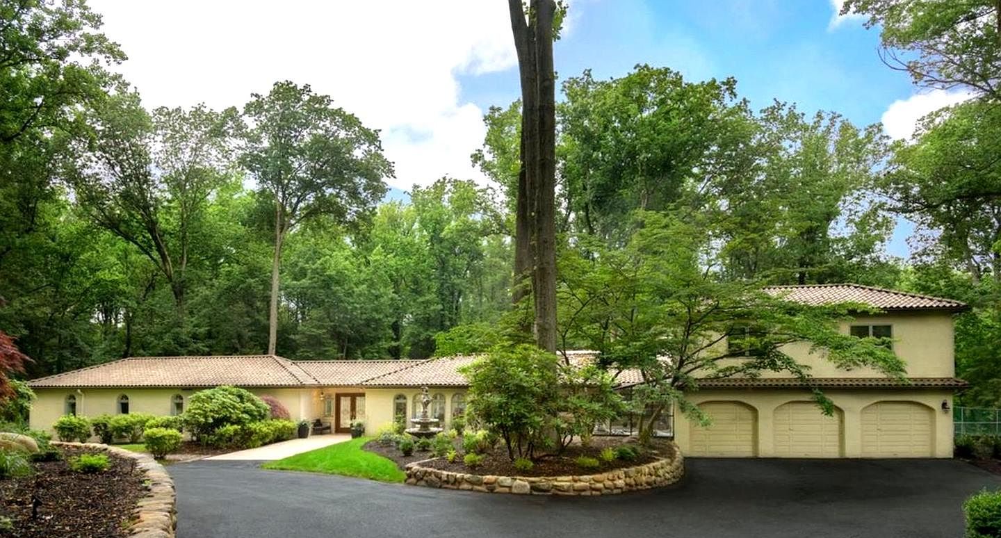 1121 Winding Drive exterior